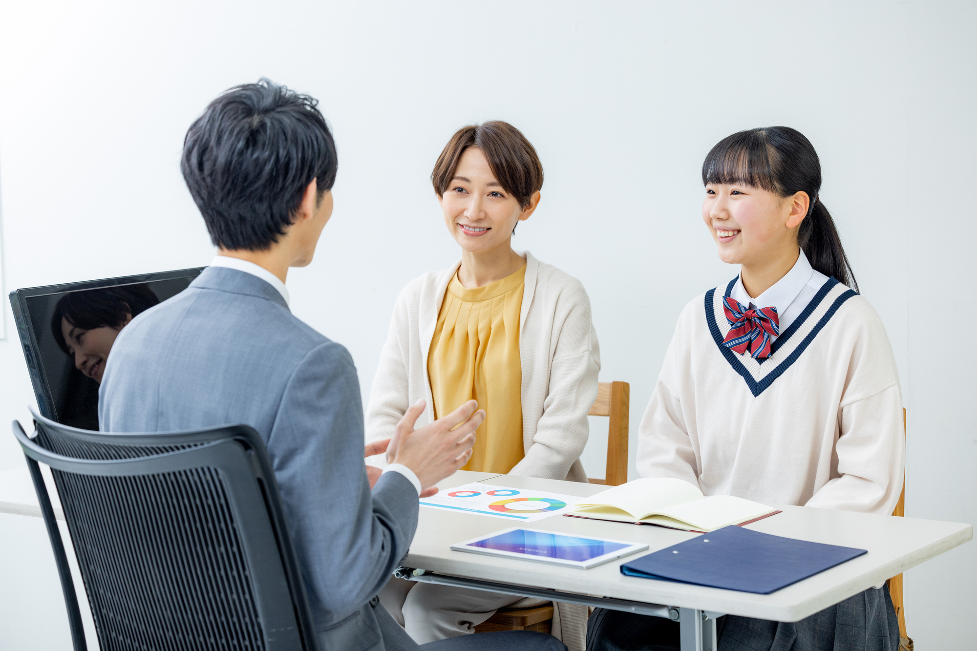 塾で面談をする生徒と保護者
