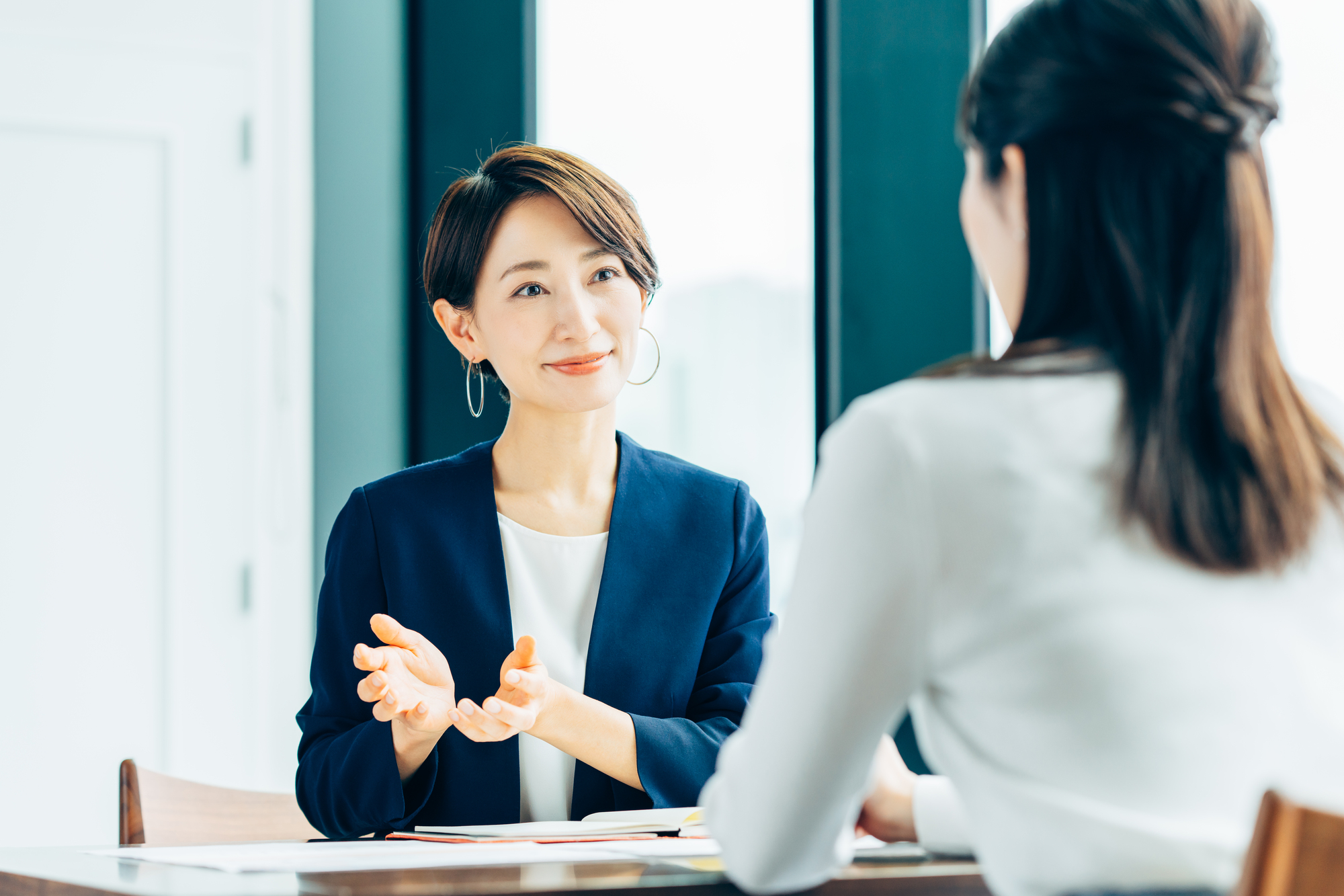 オフィスで説明を行う女性