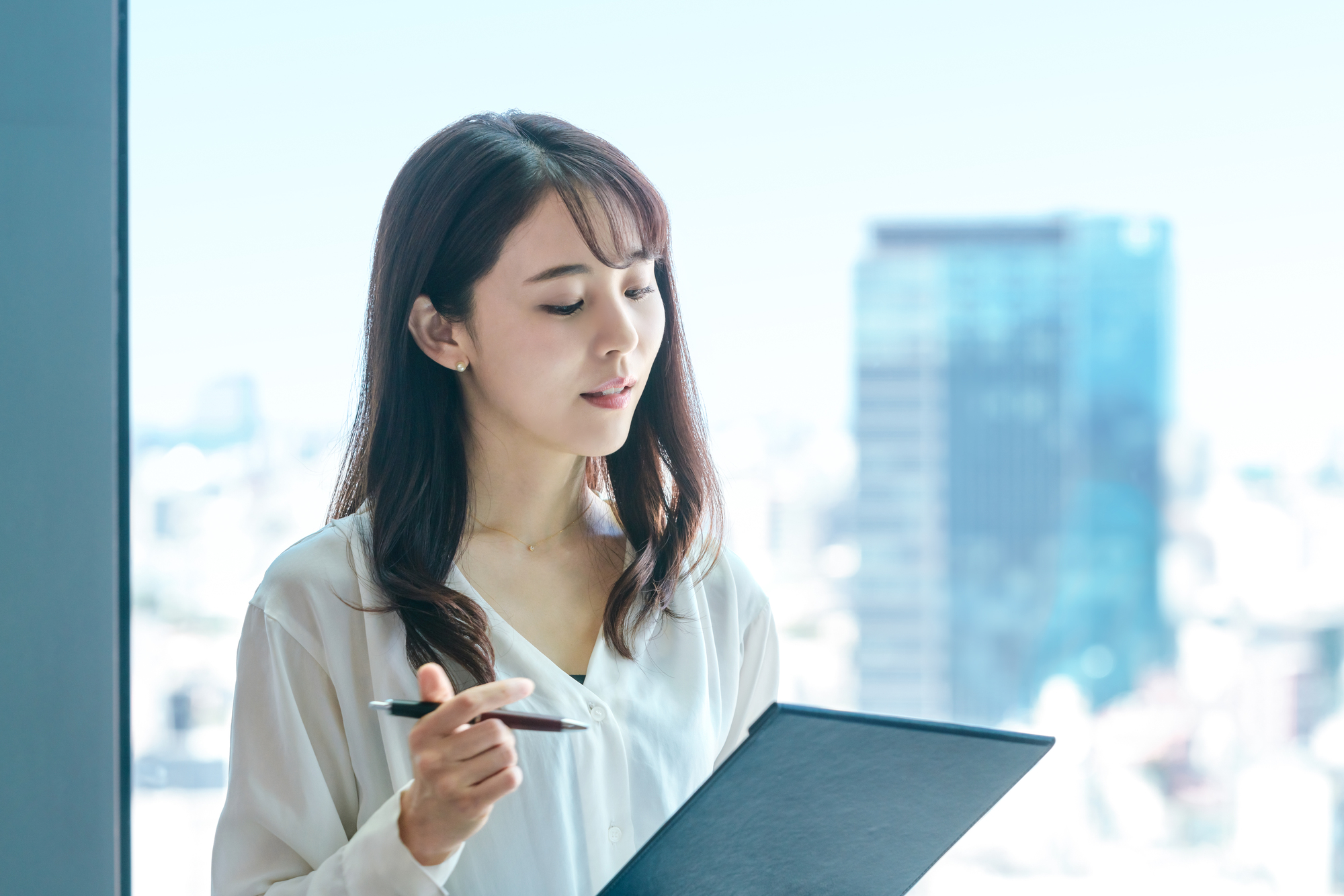 書類を記入する女性