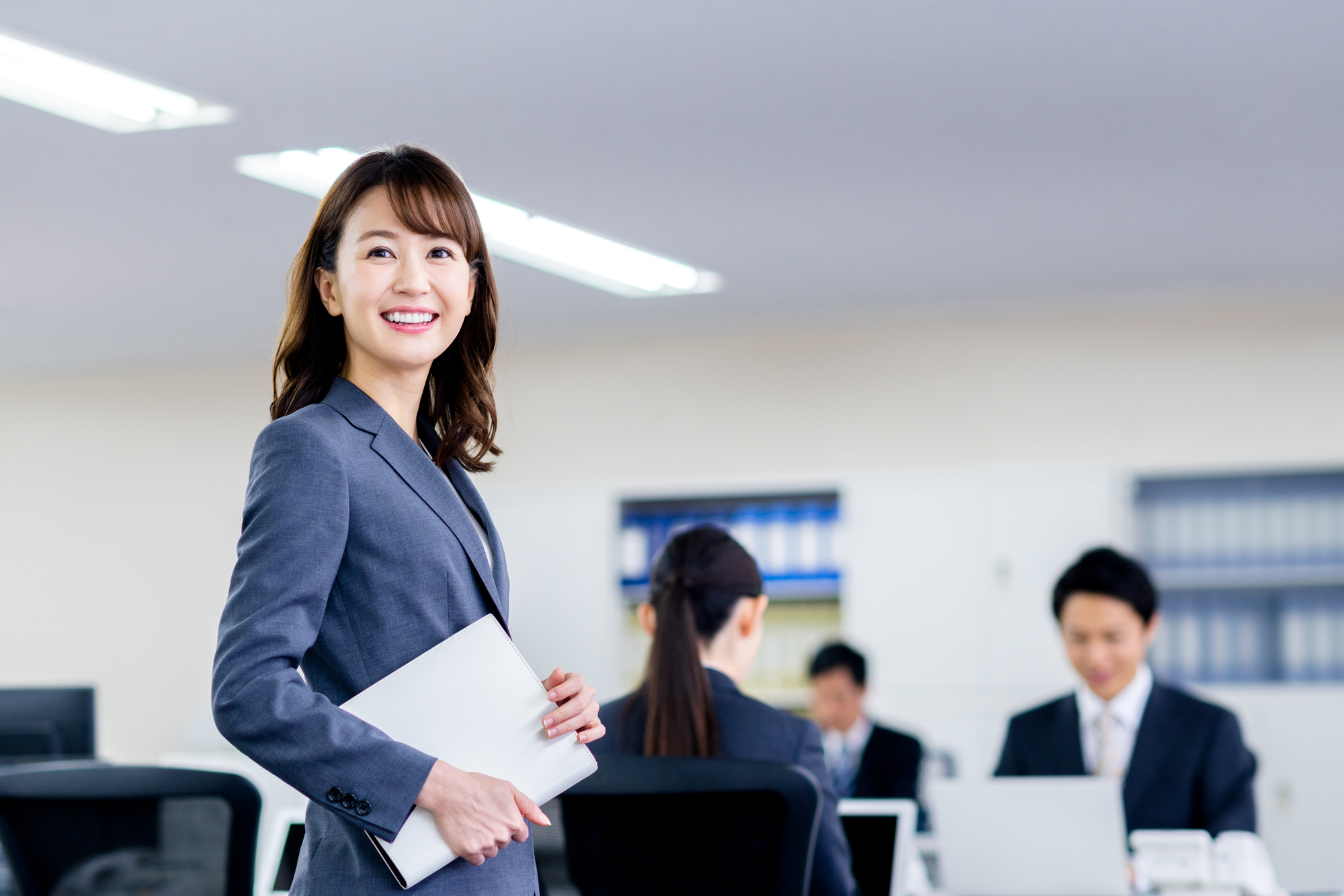 オフィスで笑顔を浮かべる女性