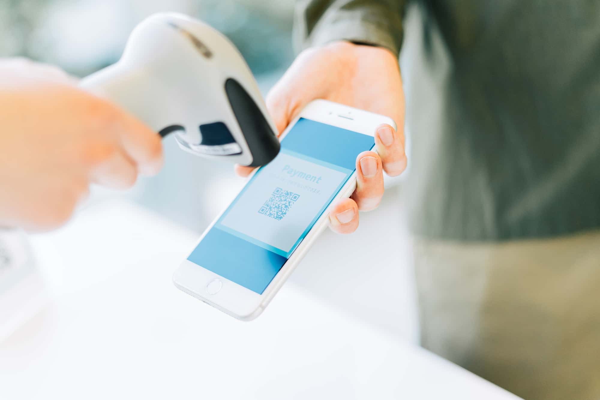 スマホ上の二次元コードをスキャンしている