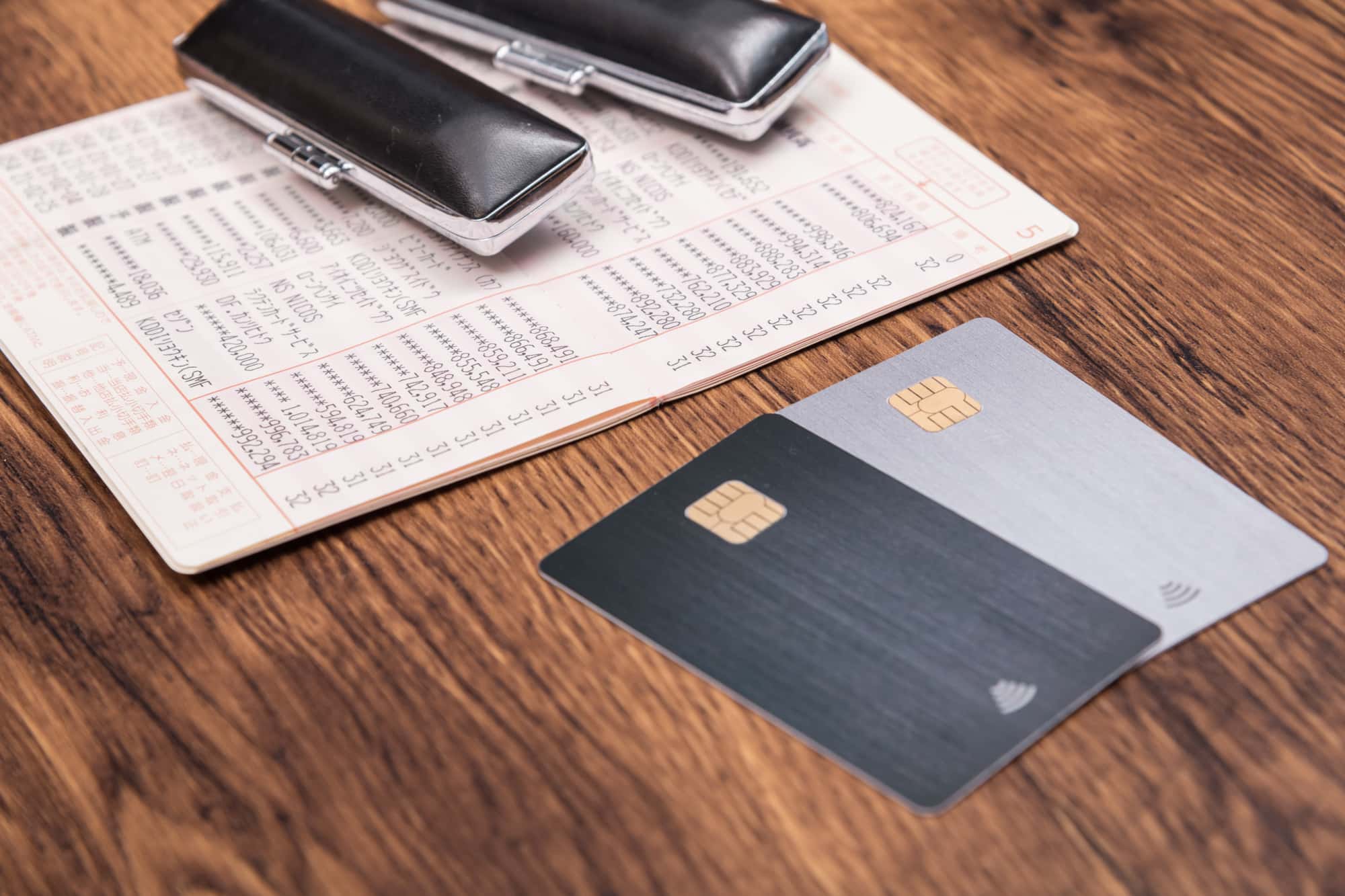通帳とカード、印鑑