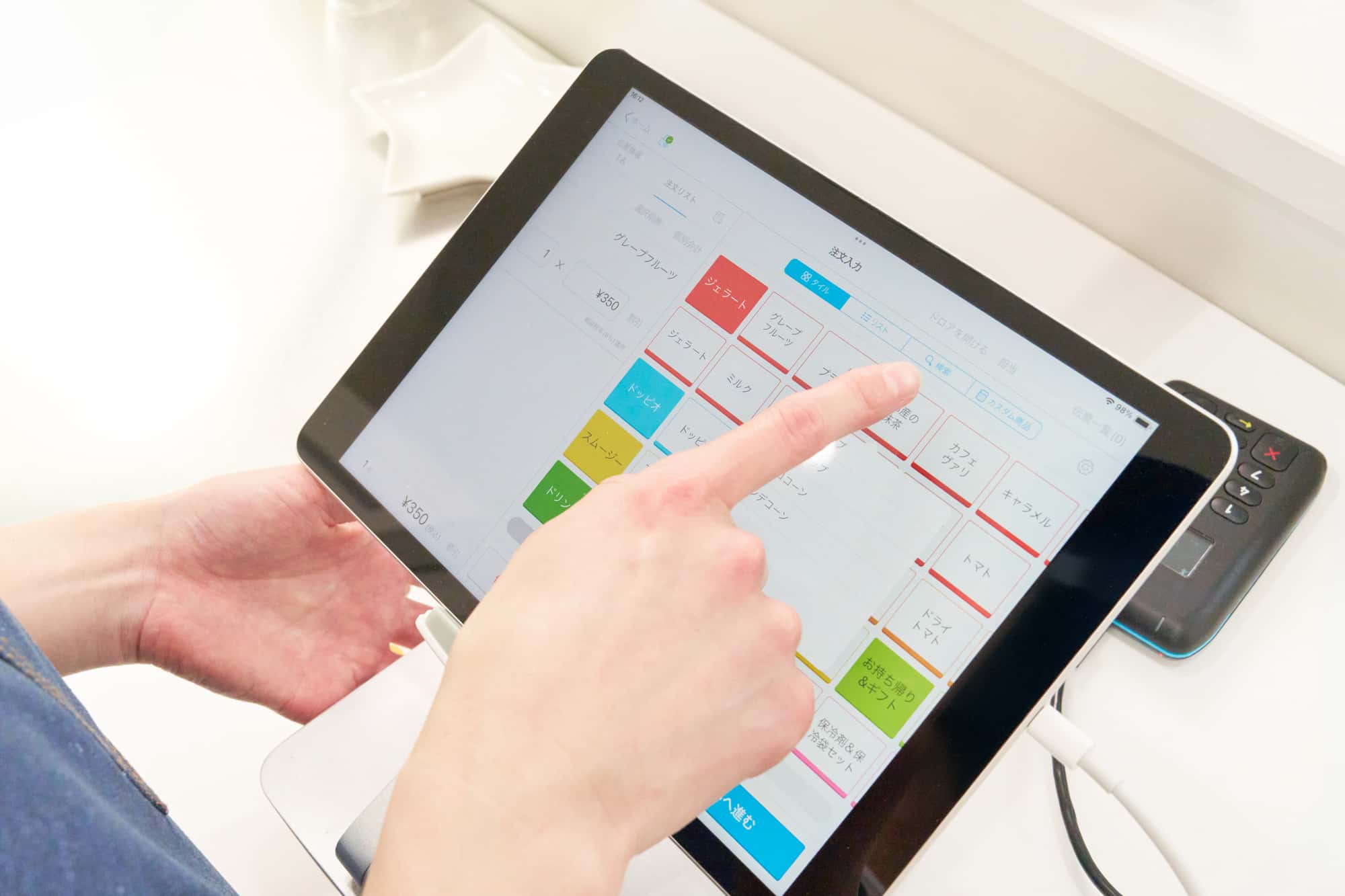 タブレットを操作している人の手元