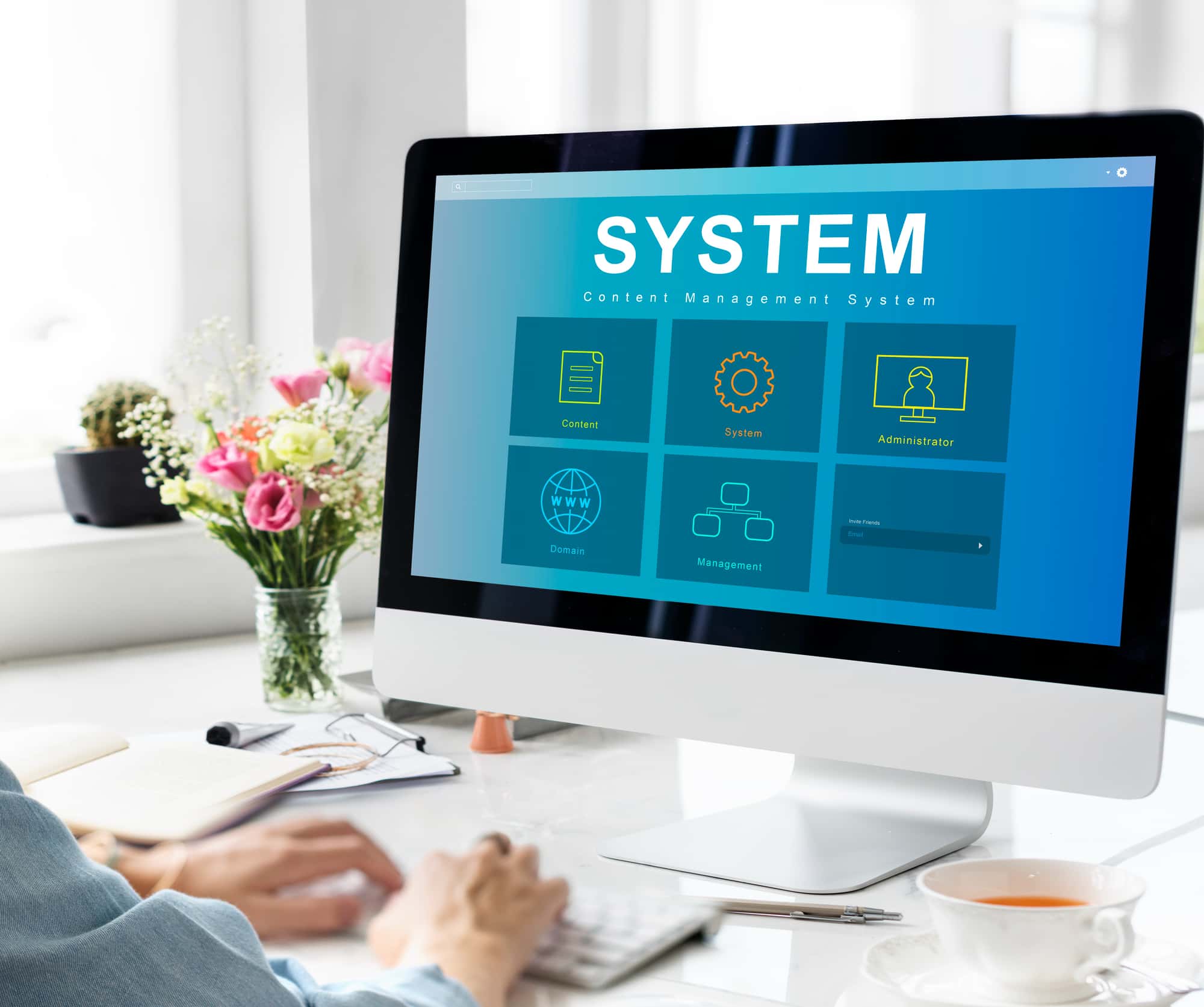 PCを操作している人の様子