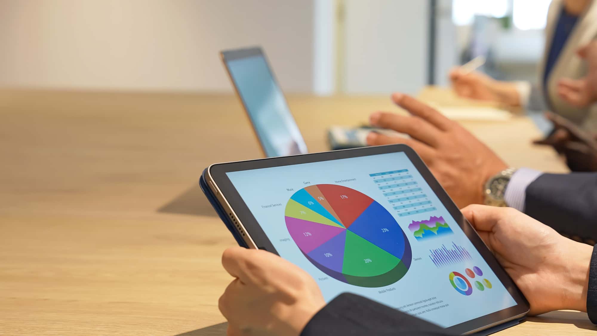 タブレットに表示されたデータを確認している人