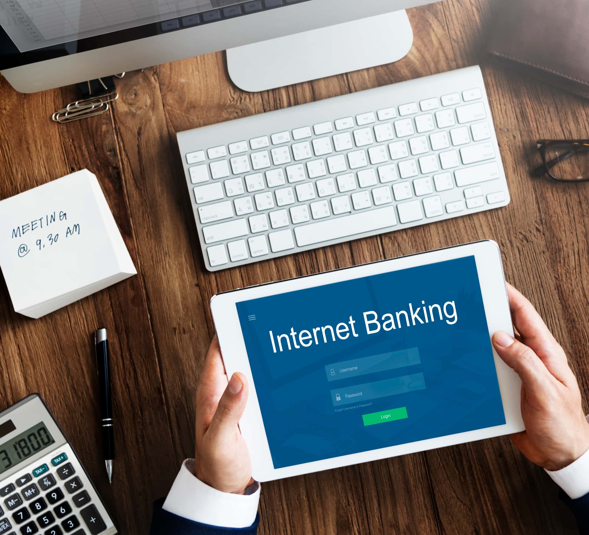 タブレットでインターネットバンキングにアクセスしている