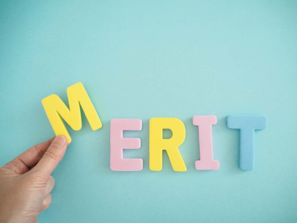 MERITと書かれている文字ブロック