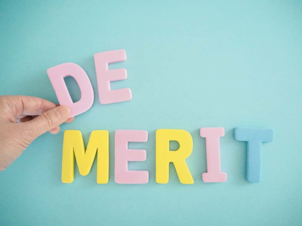 DEMERITと書かれた文字ブロック