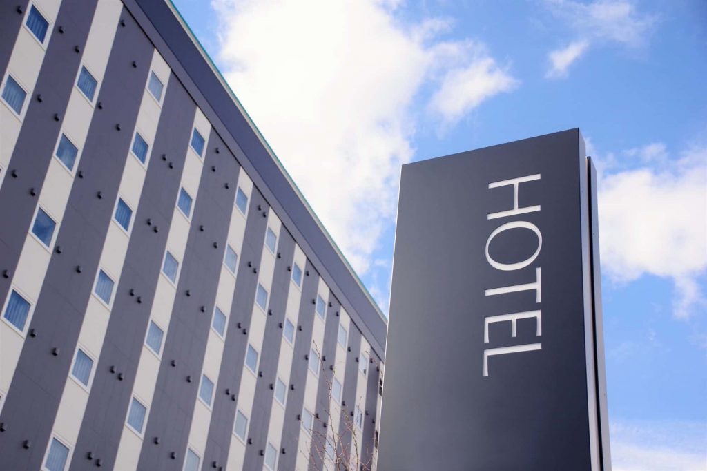 ホテルの看板と建物