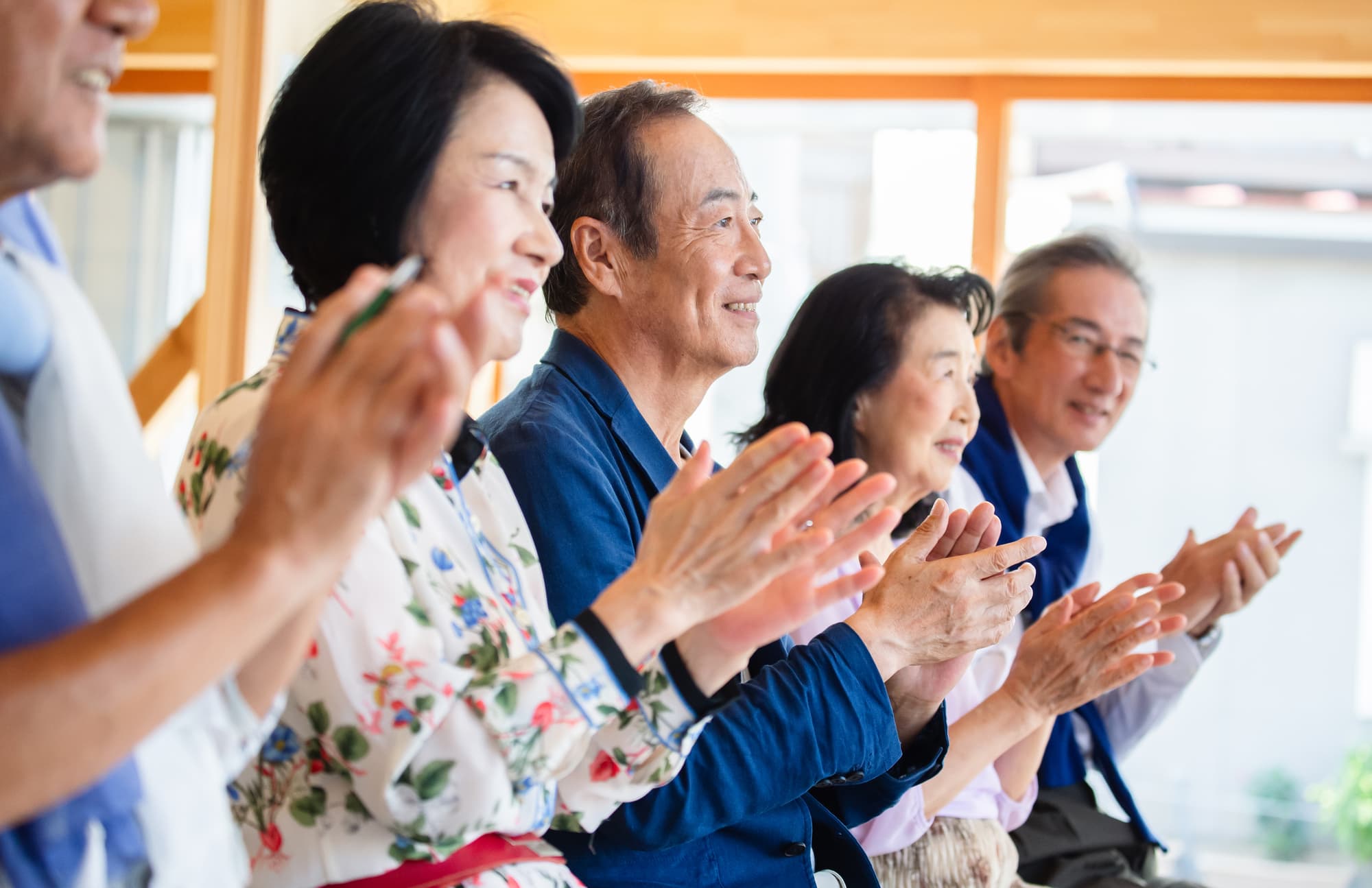 拍手をするシニア世代の人々