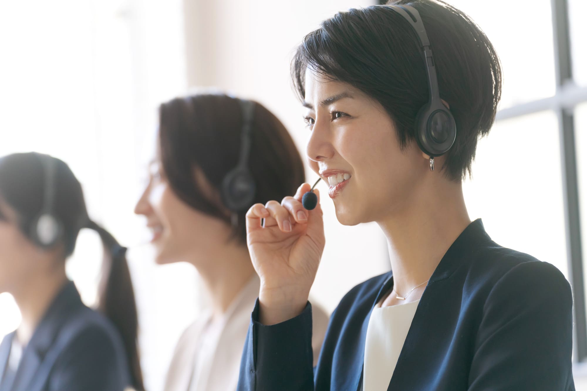 コールセンターで対応をする女性