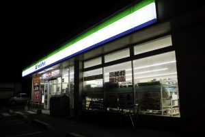 夜間帯のコンビニ店頭