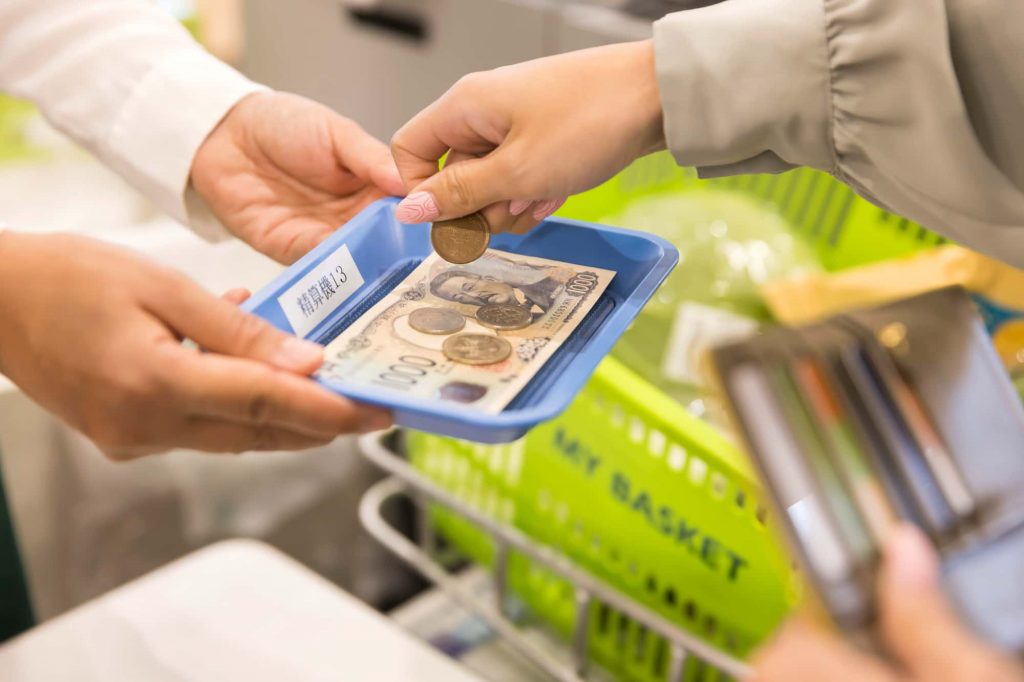 代金を支払っている人の手元