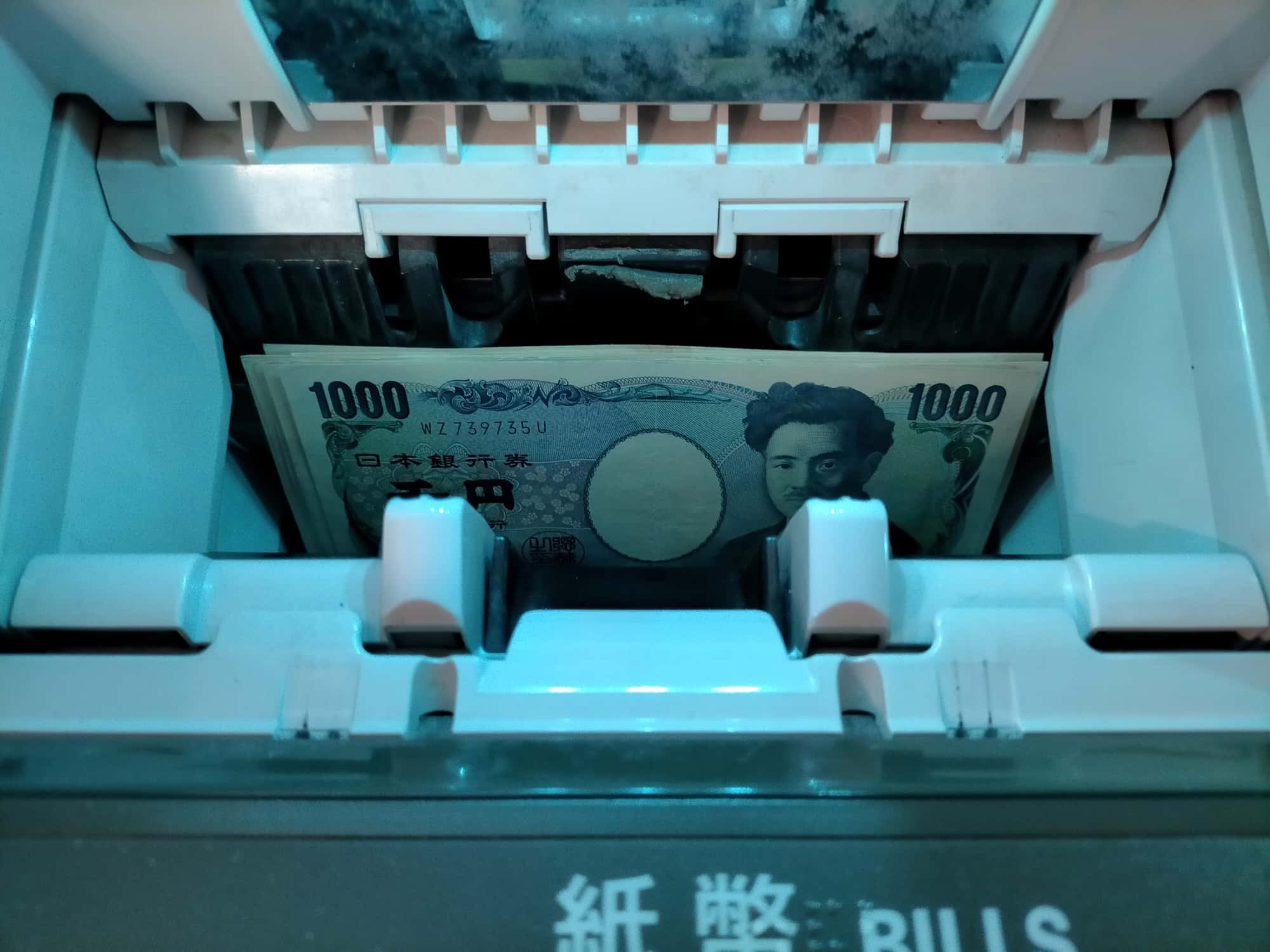 ATMに現金を入金する様子