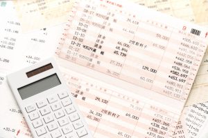 たくさんの通帳と電卓