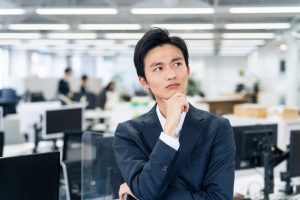 オフィスで疑問を浮かべる男性