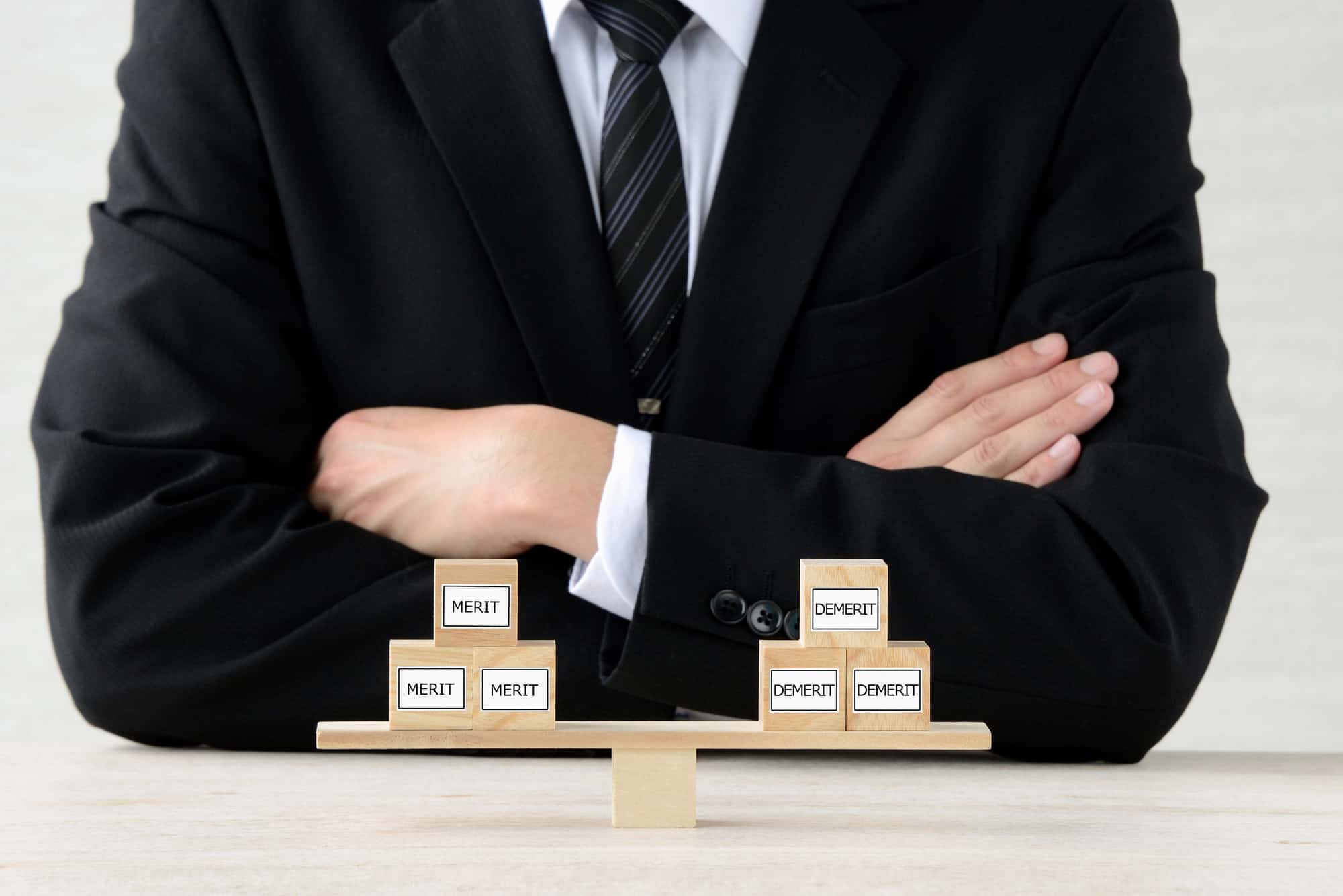 メリット・デメリットを比較している人