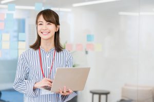 パソコンを持つ笑顔の女性