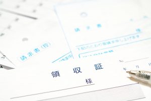 領収書と請求書、ボールペン、カレンダー