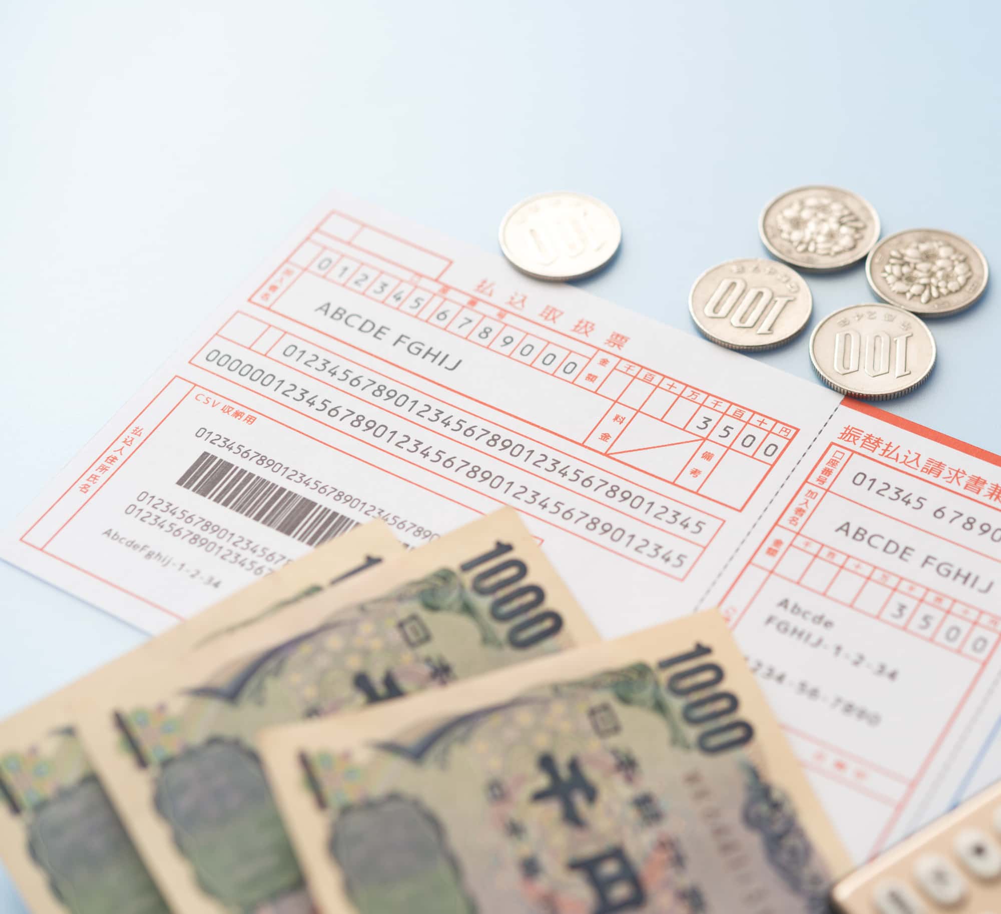 払込取扱票と紙幣、硬貨