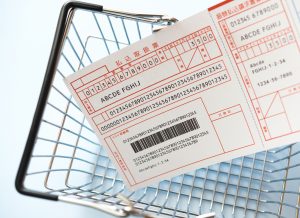買い物カゴと払込取扱票