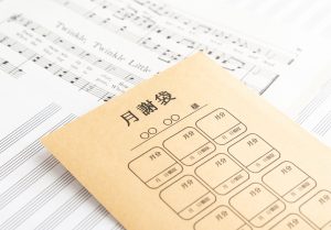 楽譜の上に置かれた月謝袋