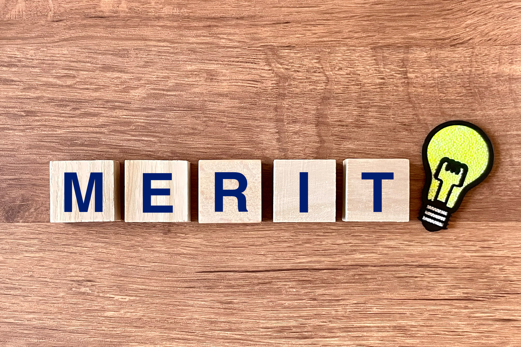 机に置かれた「MERIT」の木のブロック