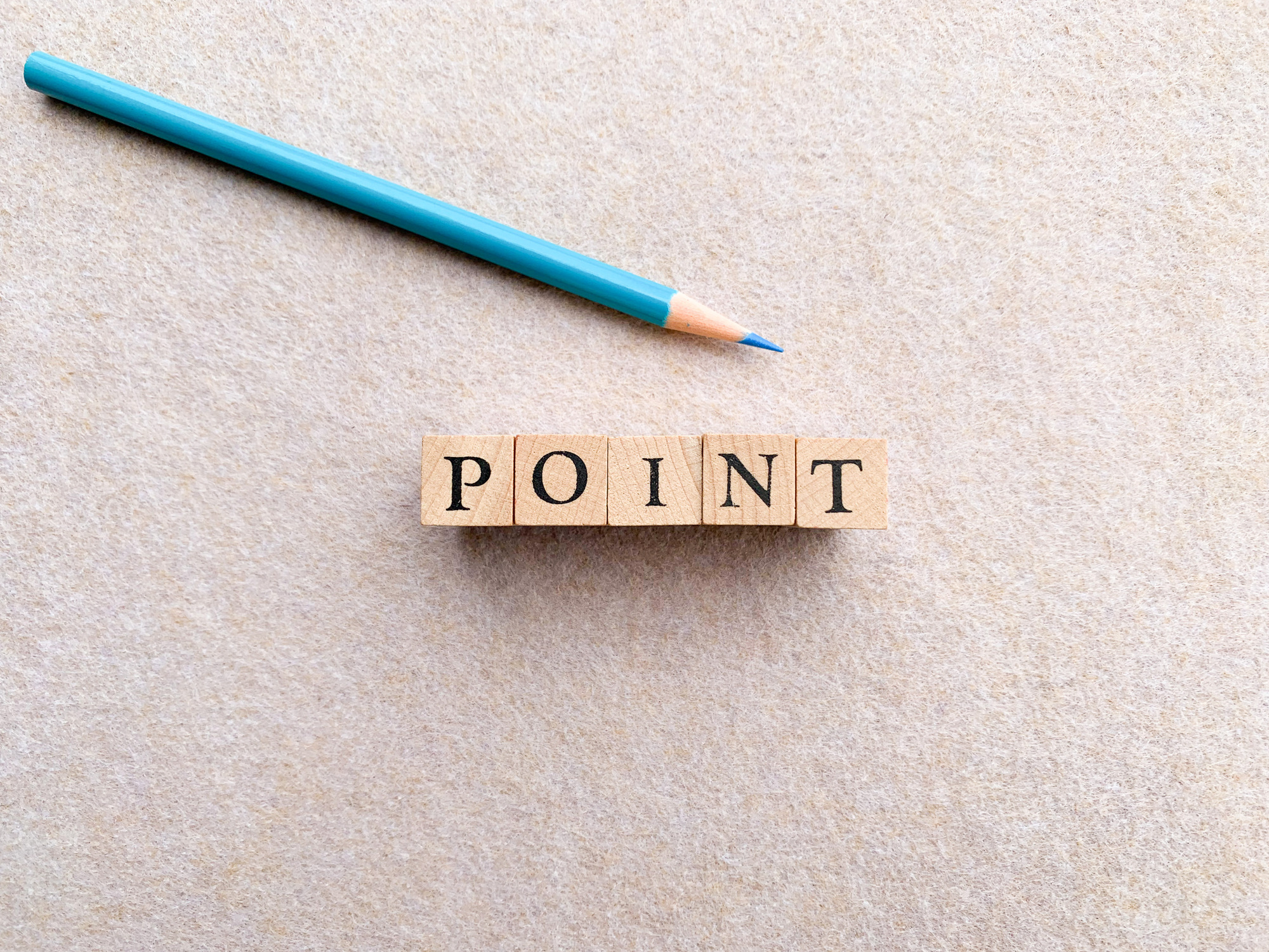 「POINT」と書かれた木のブロックと水色の色鉛筆