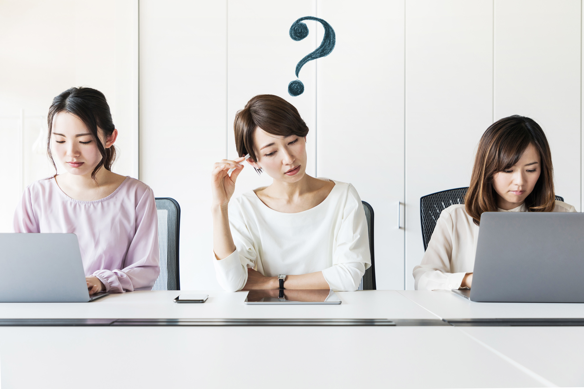 オフィスで頭を悩ませる3人の女性