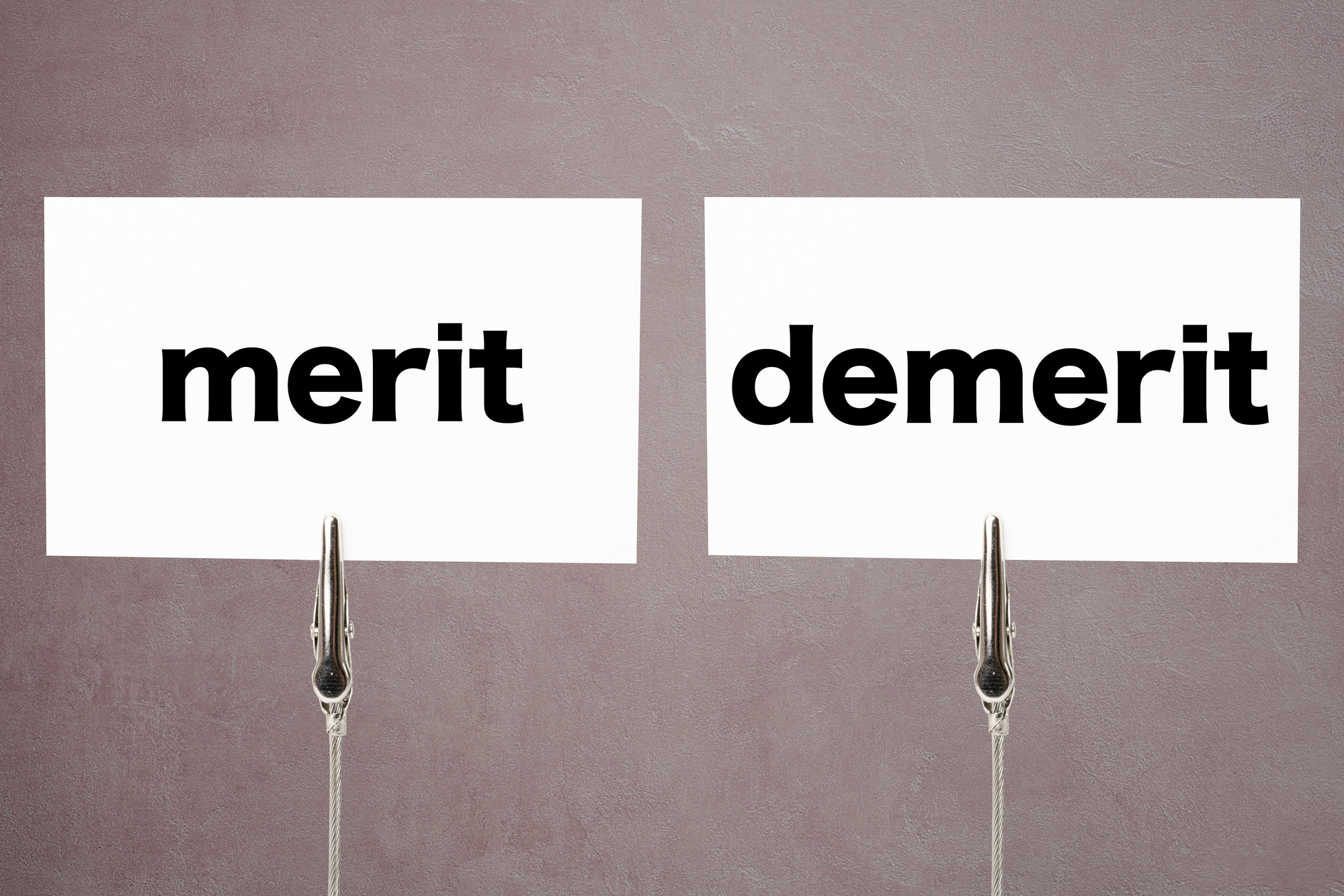 「merit」「demerit」と書かれた紙