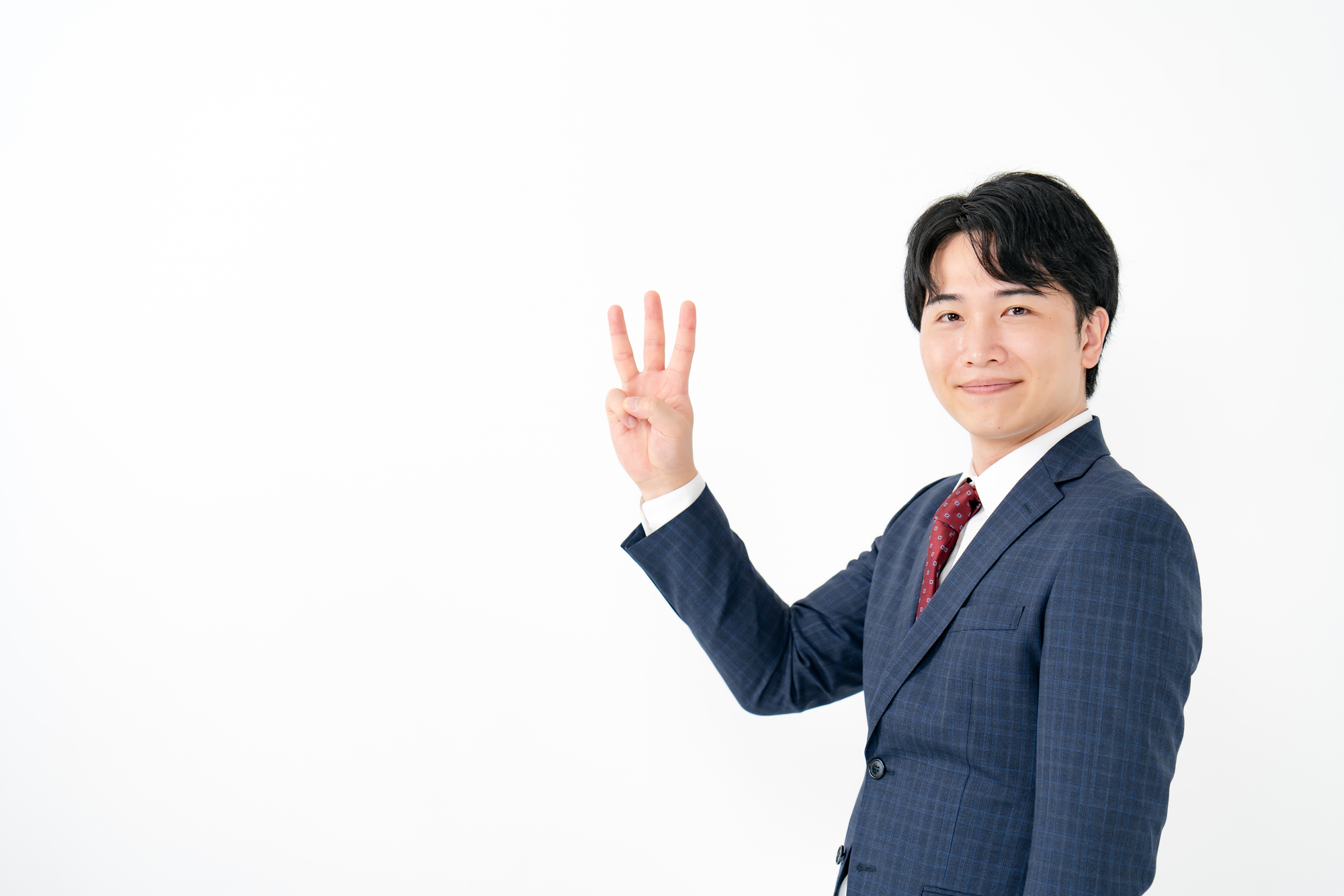 指で3を示すビジネスパーソン