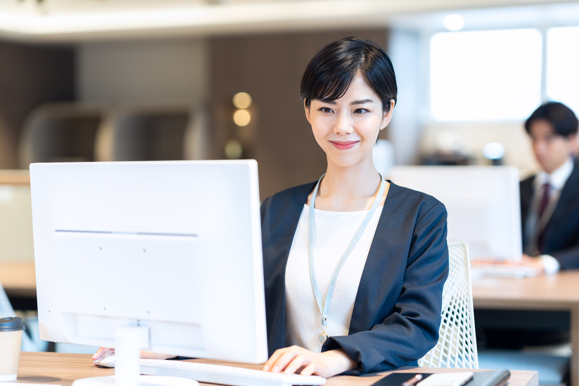 オフィスにてパソコンを操作する女性