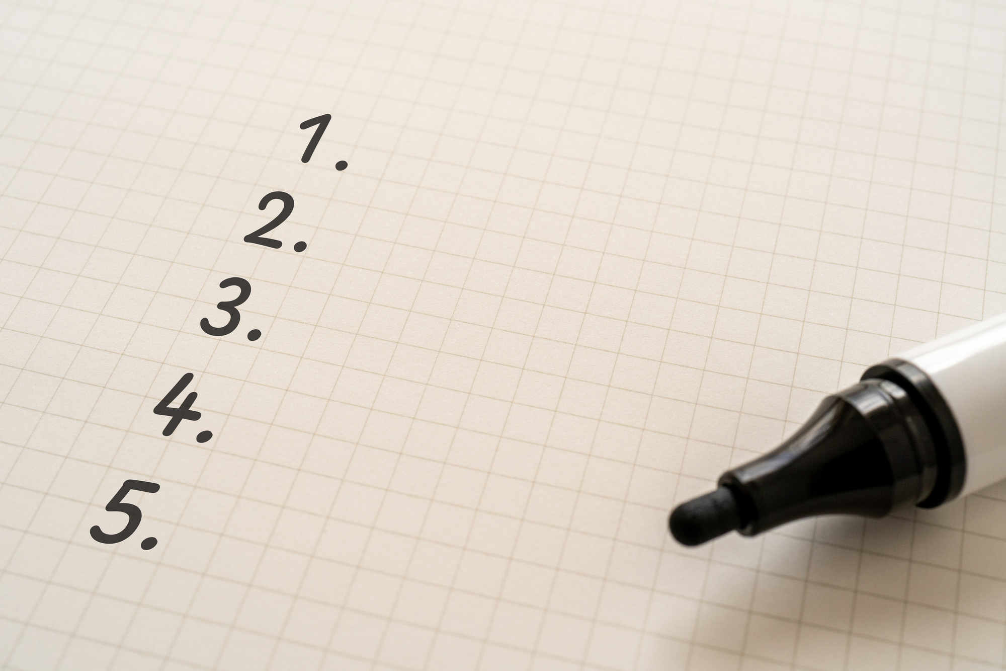 1から5までの数字が書かれた紙とペン