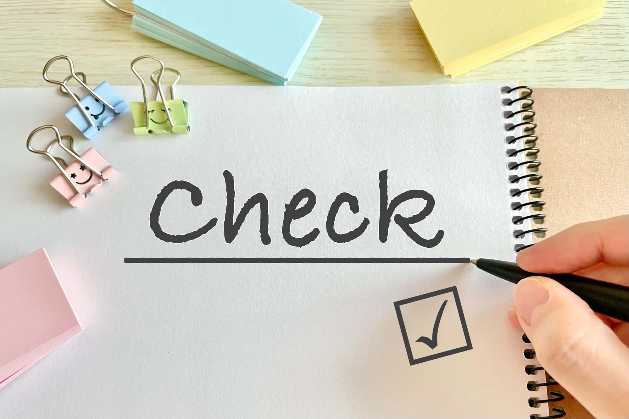 画用紙に書かれた「Check」の文字
