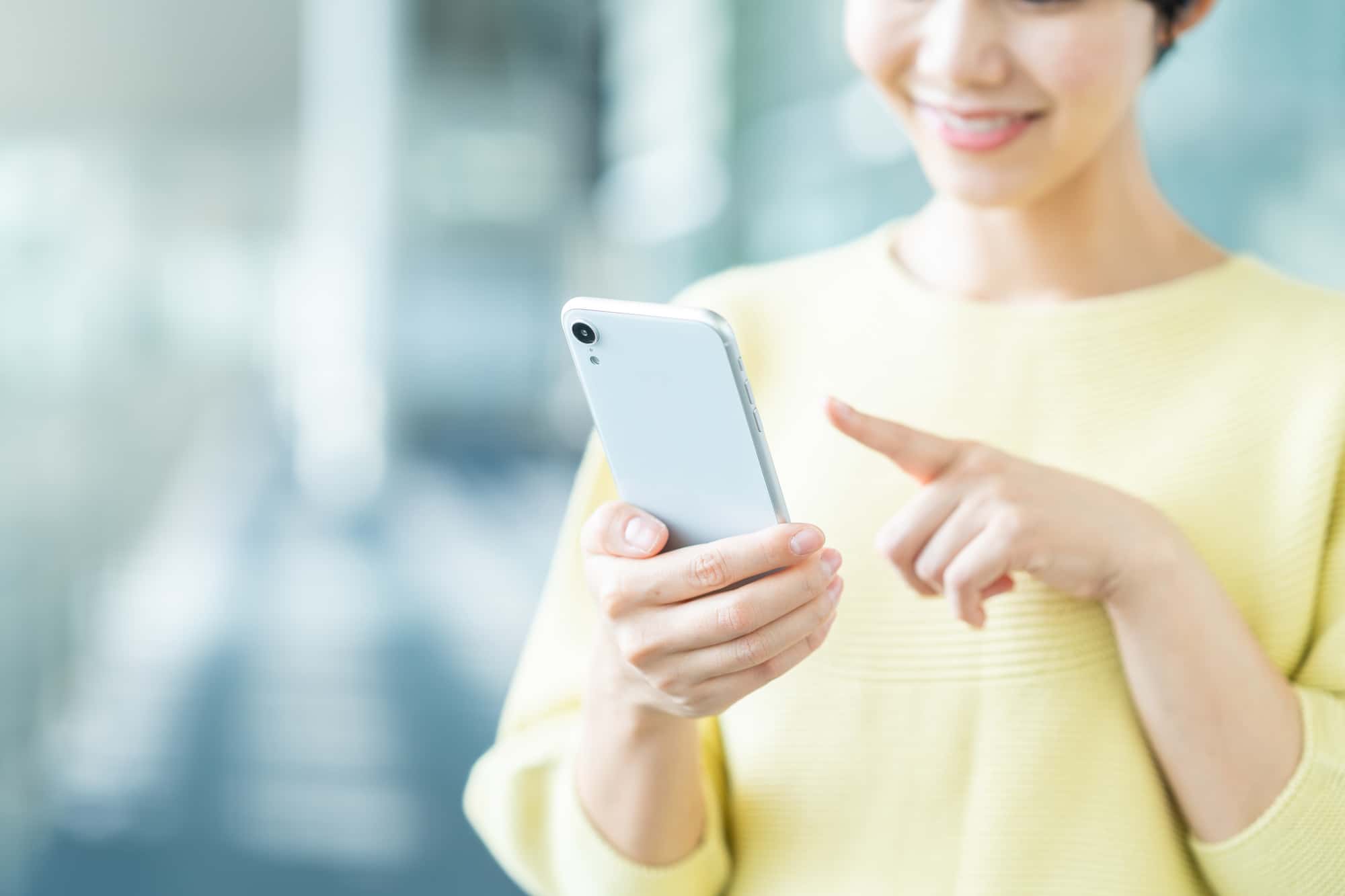 スマートフォンを操作する女性の手元