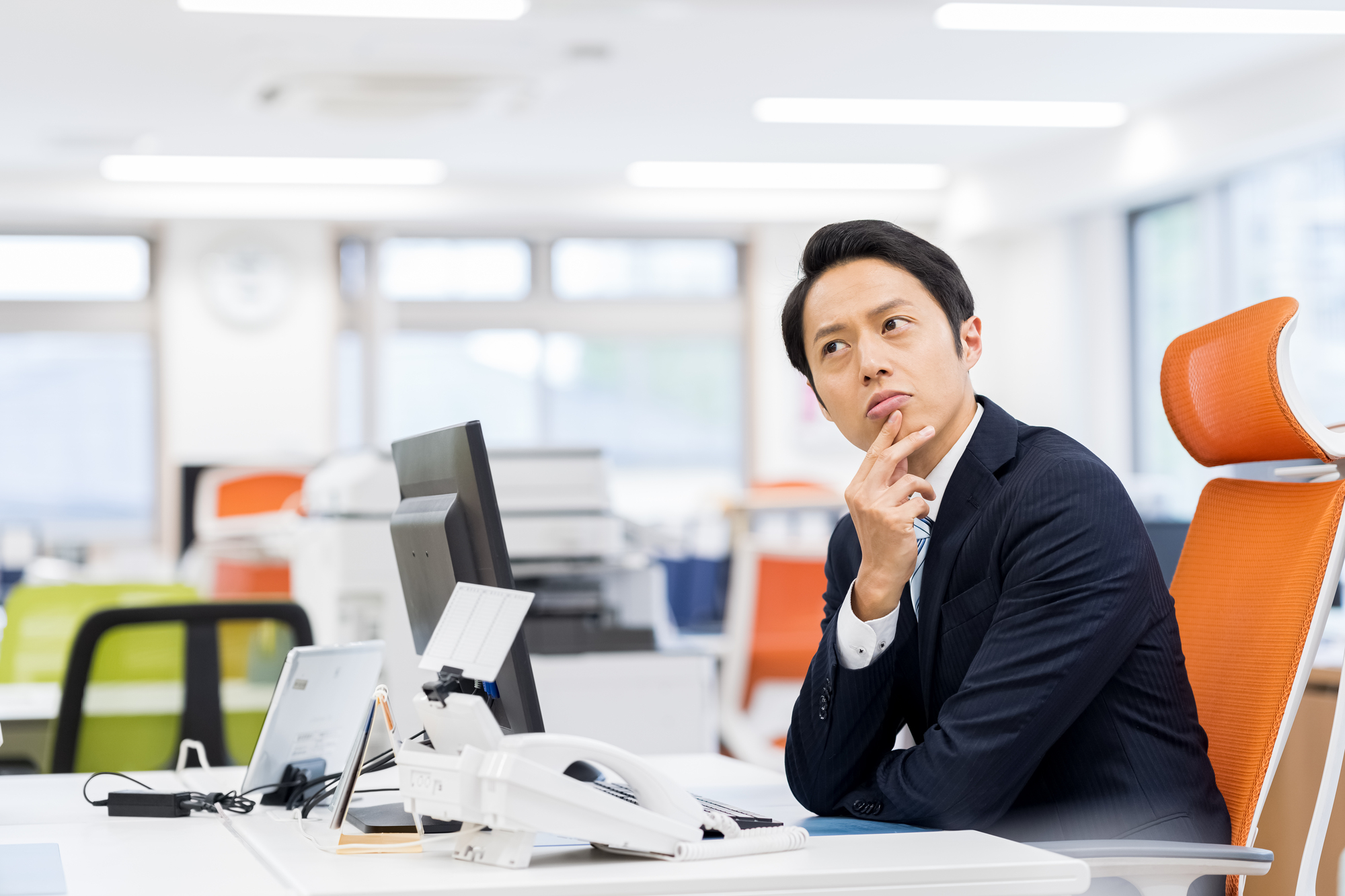 オフィスで疑問を浮かべる男性