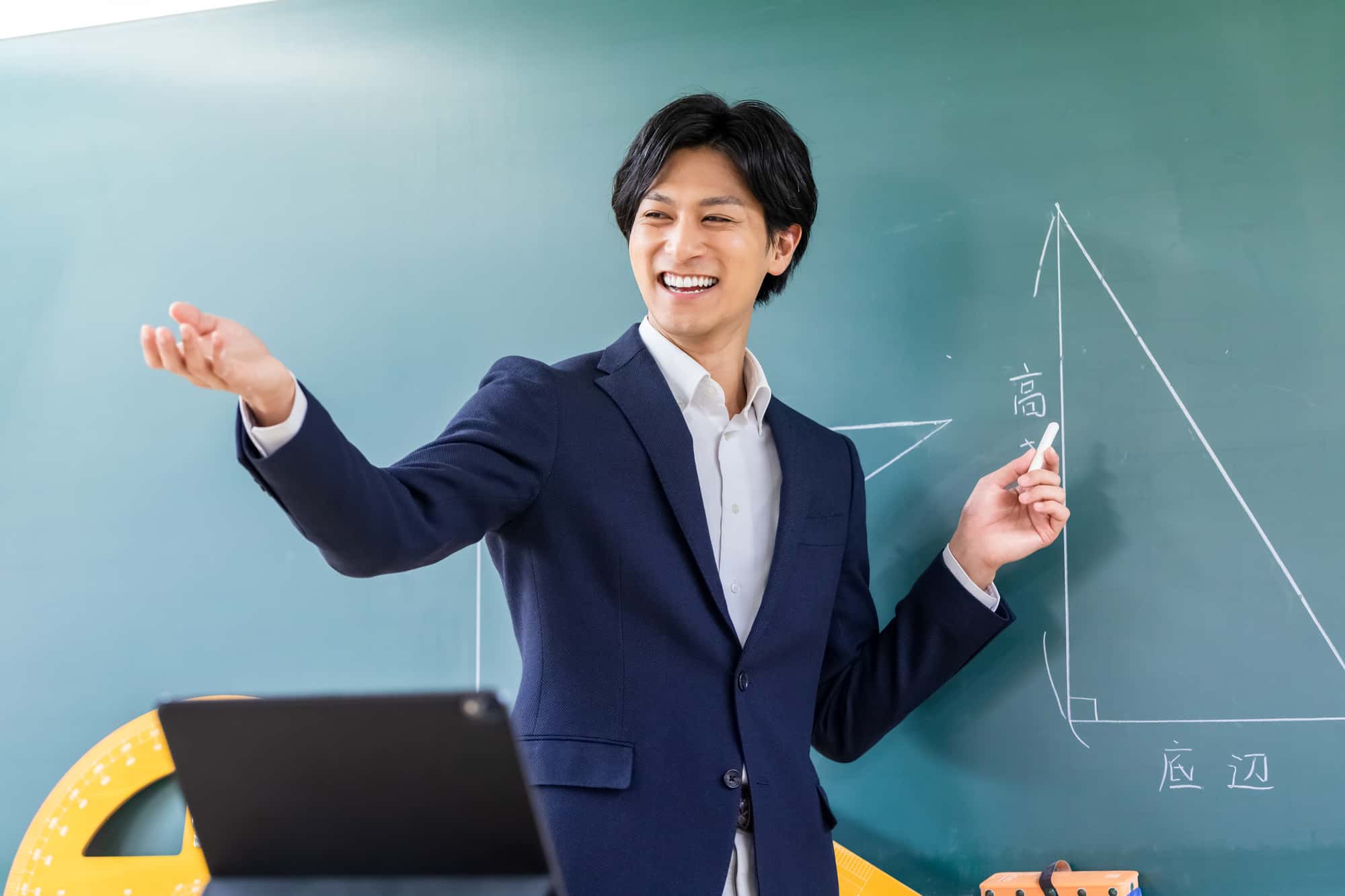 笑顔で授業をする男性教員