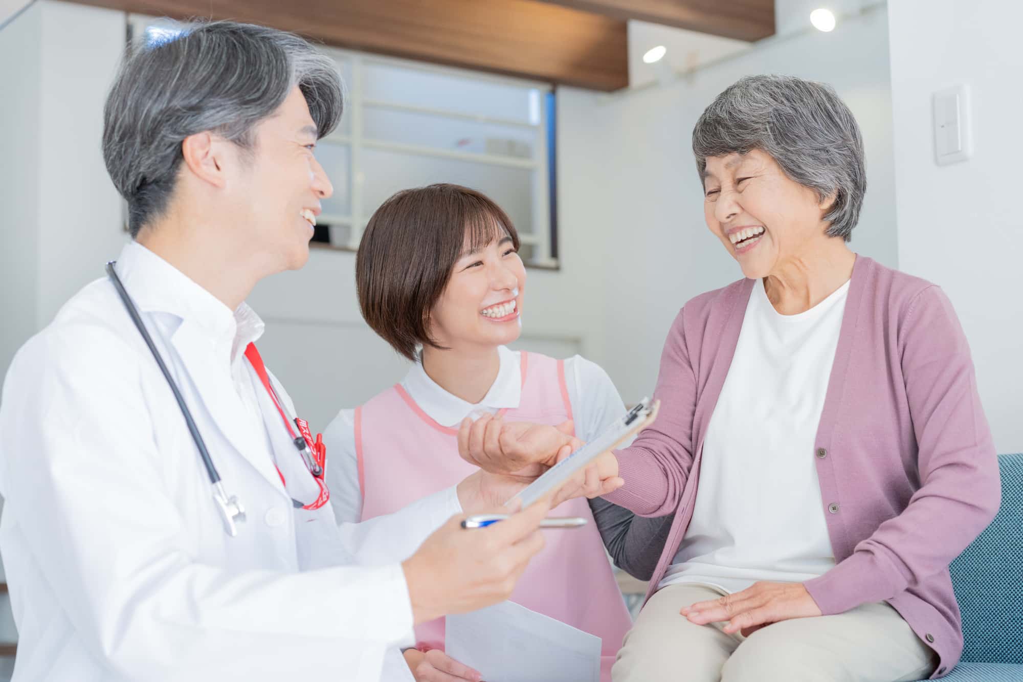 訪問診療で患者と会話している医療スタッフ