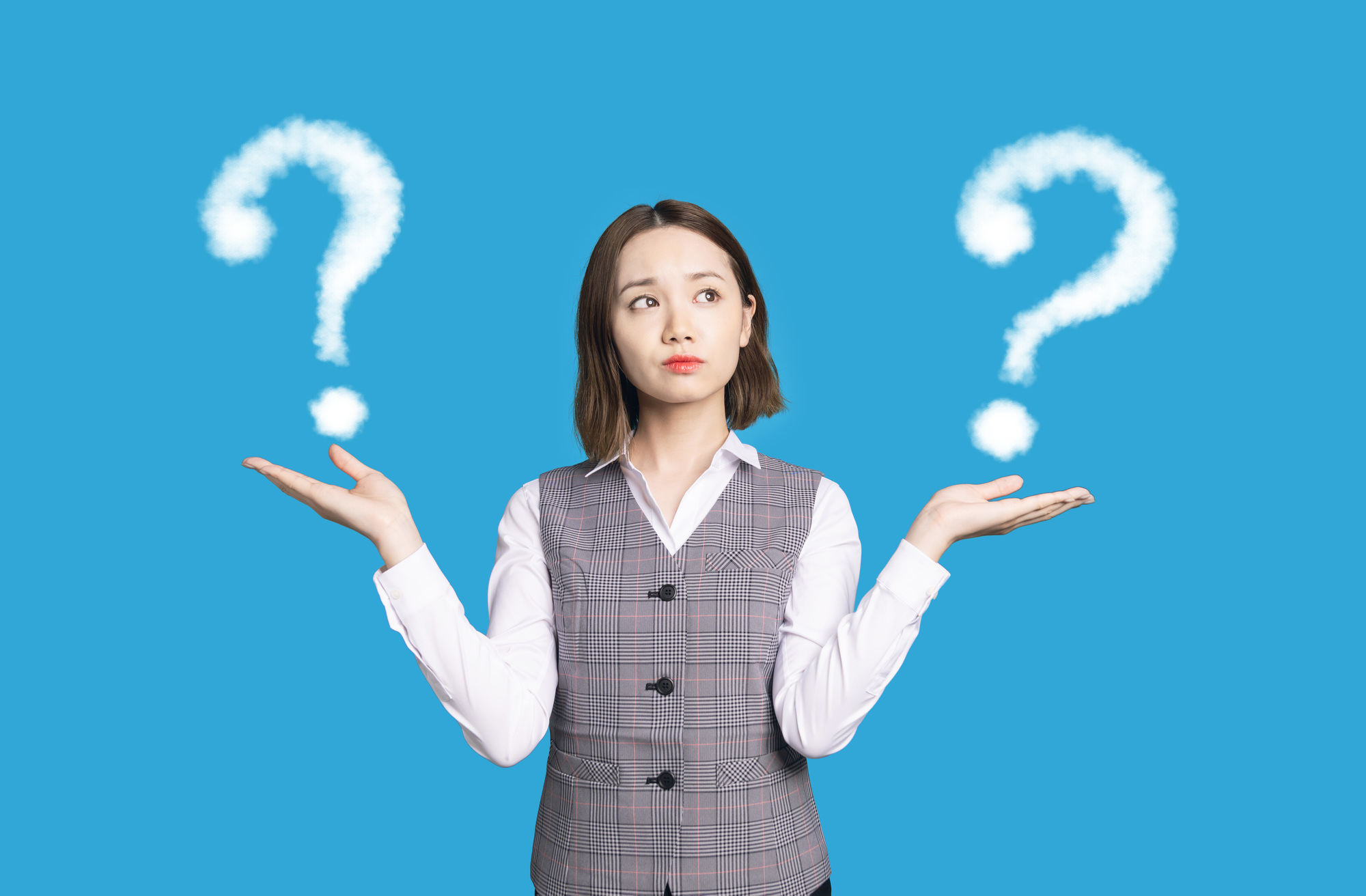 両手に大きな「？」を浮かべて迷う女性