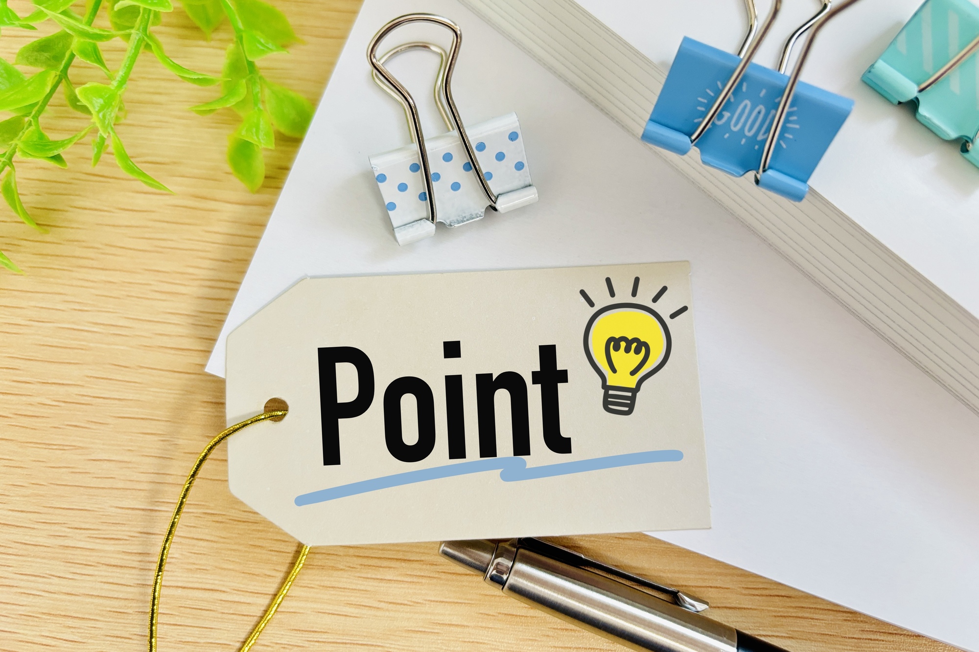 「Point」と書かれたタグ、クリップ、ボールペン