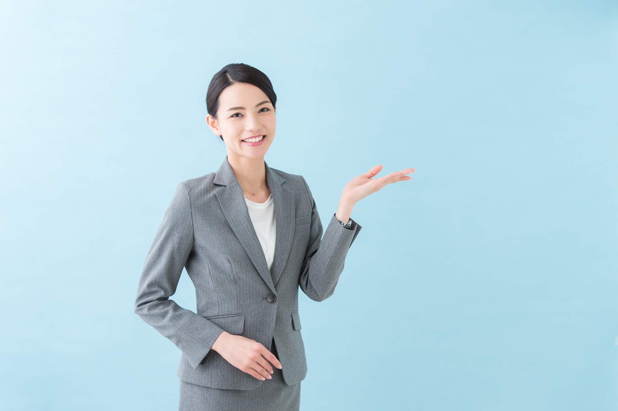 笑顔でおすすめをするスーツ姿の女性
