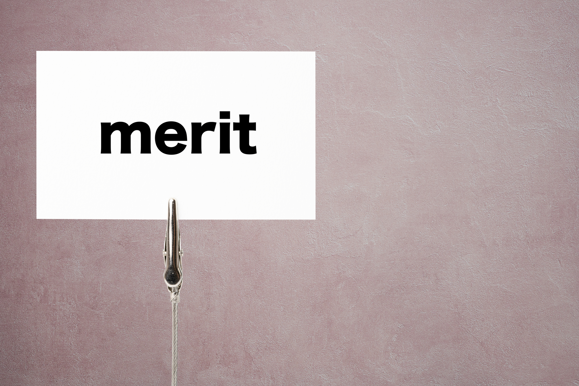 「merit」と書かれた紙とクリップ