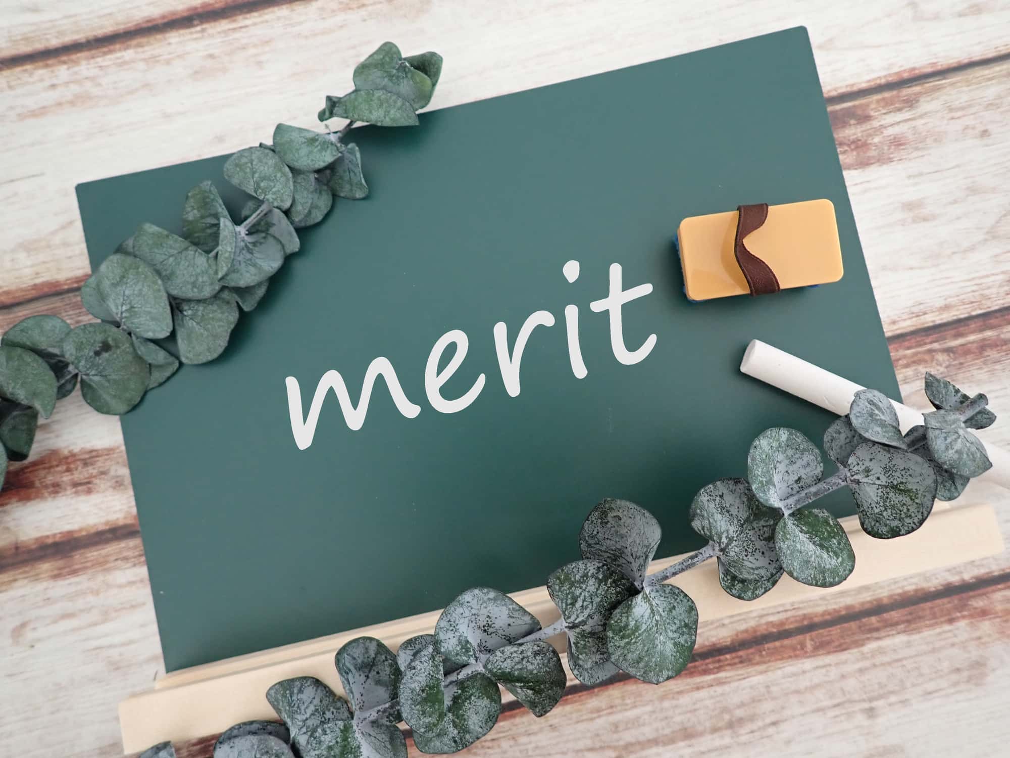 meritと白文字で書かれたボード