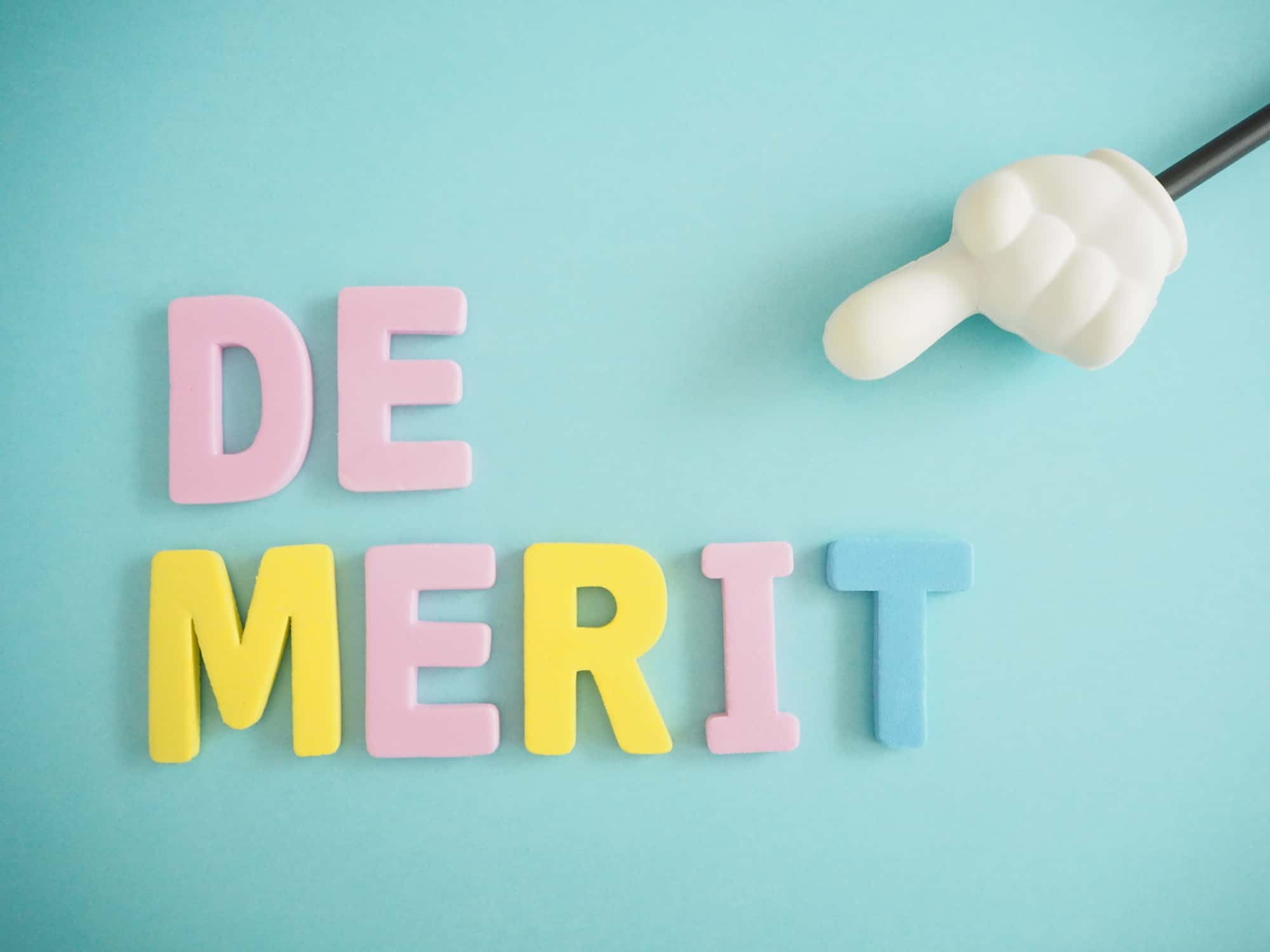 DEMERITと書かれた文字