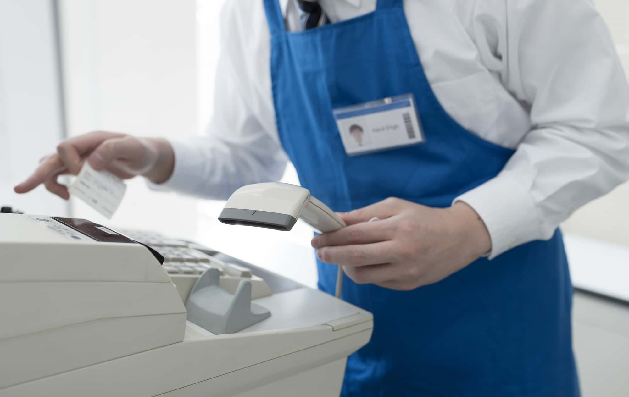 レジを操作している人