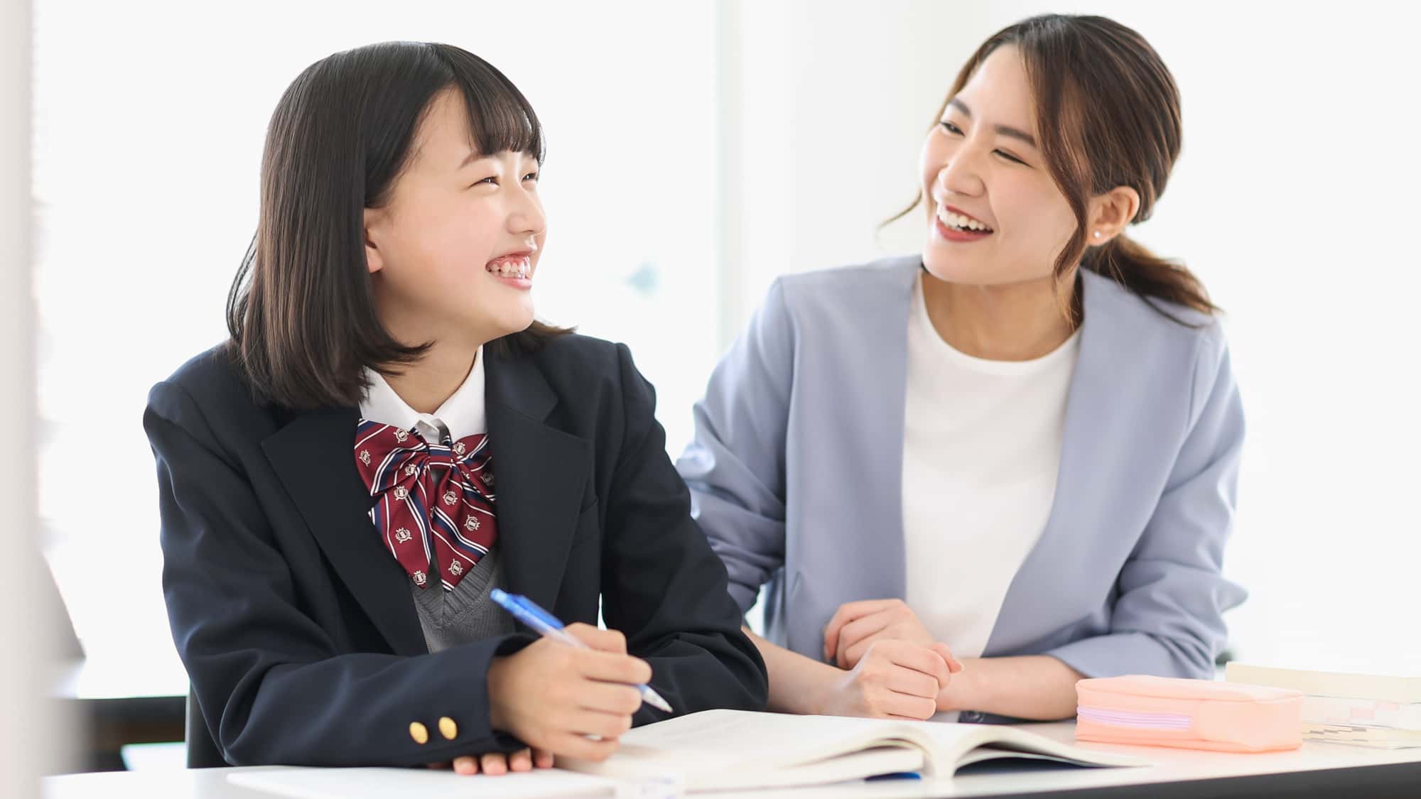 笑顔で勉強している生徒と先生