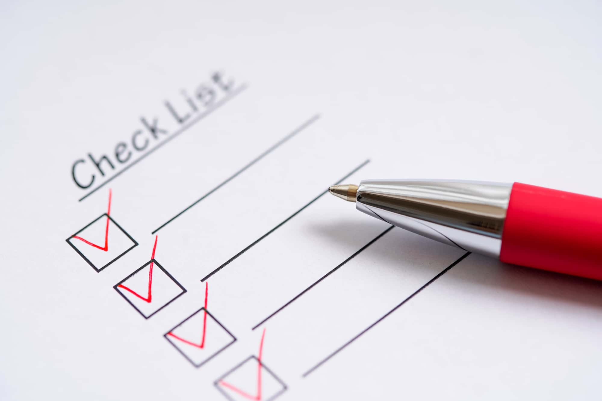 赤ペンでチェックを入れたチェックリスト