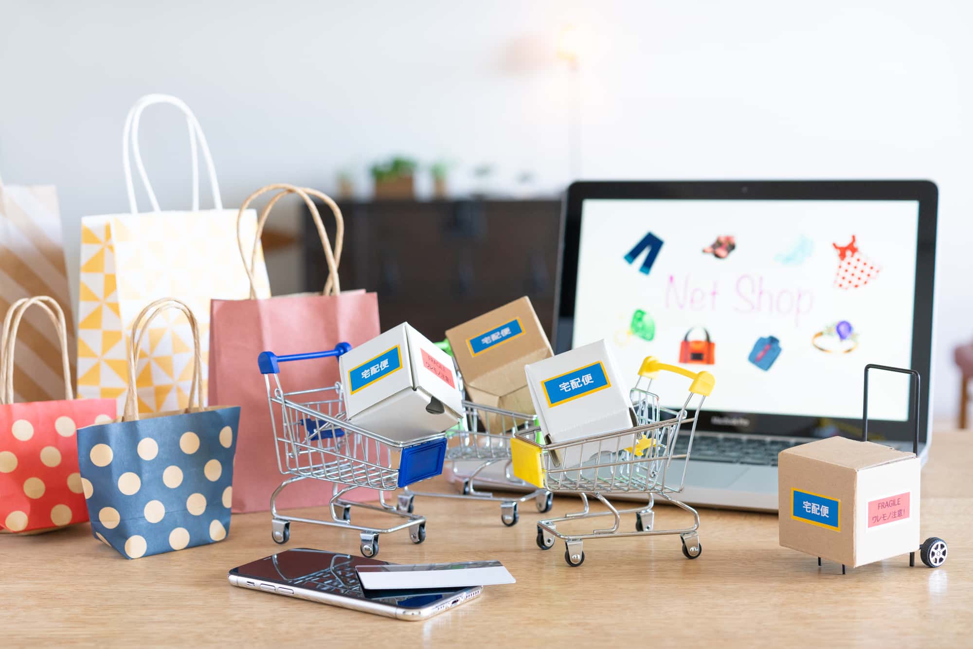 PCとオンラインショッピングのイメージ