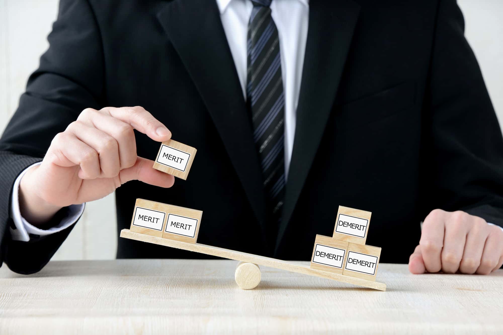 メリットとデメリットを比較している人