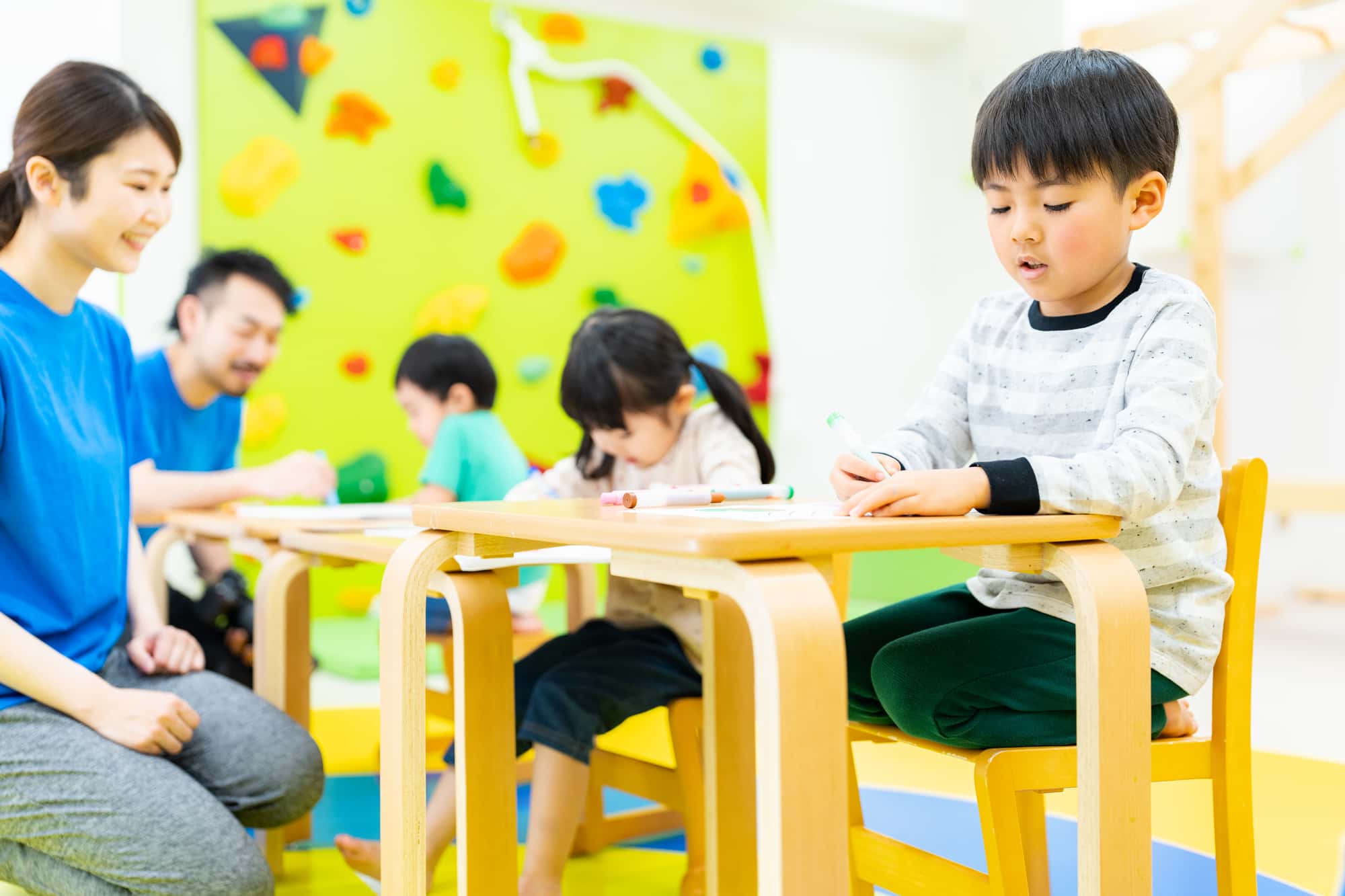 勉強に励む子どもたち